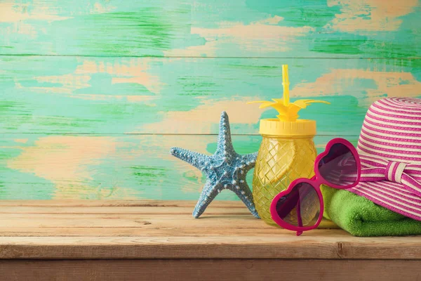 Sommerhintergrund Mit Erfrischendem Getränk Ananasglas Hut Und Sonnenbrille Auf Holztisch — Stockfoto