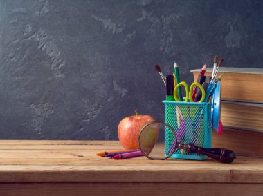 Kurşun kalem, okul malzemeleri, elma ve ahşap masa üzerinde eski kitaplar ile okul kavramı geri