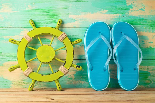 Sommer Hintergrund Mit Flip Flops Und Nautischem Dekor Auf Holztisch — Stockfoto