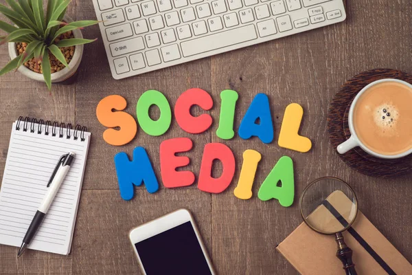 Social Media Und Netzwerkkonzept Schreibtisch Hintergrund Mit Buchstaben Blick Von — Stockfoto
