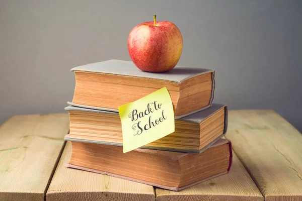 Concept Retour École Avec Vieux Livres Pomme Sur Table Bois — Photo