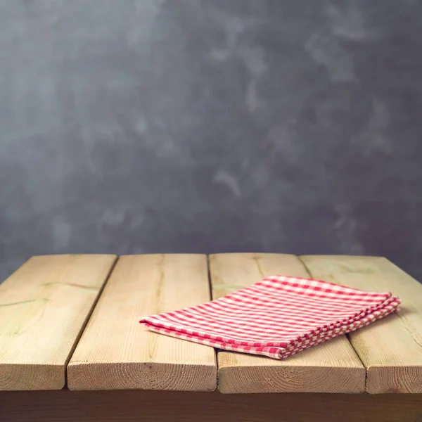 Leerer Holztisch Mit Tischdecke Über Verschwommenem Tafel Hintergrund — Stockfoto