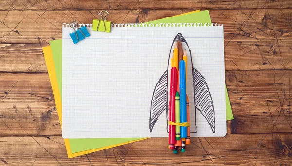 Okula Geri Roket Konseptiyle Kalem Defter Kağıt Tablo Arka Plan — Stok fotoğraf