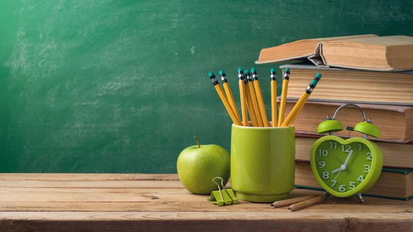 Zurück Zum Schulkonzept Mit Bleistiften Wecker Apfel Und Alten Büchern — Stockfoto