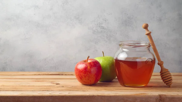 蜂蜜罐和苹果在木桌上 犹太假日 Rosh 新年背景 — 图库照片