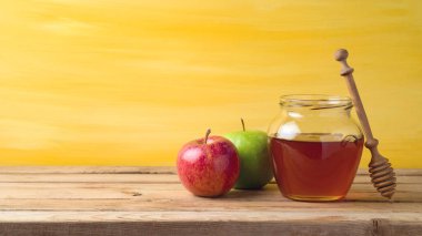 Tatlım kavanoz ve ahşap masa üzerinde elma. Yahudi tatil Rosh Hashanah arka plan
