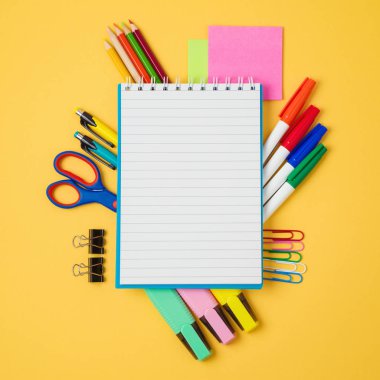 Arka plan defter ile okul ve okul gereçleri için geri. Yukarıdan görüntülemek
