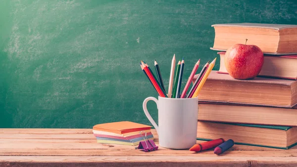 回到学校概念与铅笔 苹果和老书在桌背景 — 图库照片