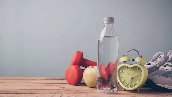 Fitness Pozadí Lahví Vody Apple Činky Sportovní Boty Dřevěný Stůl — Stock fotografie