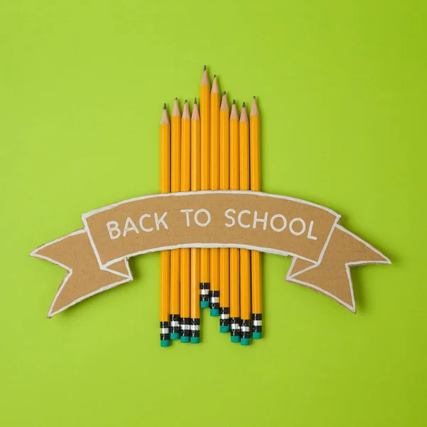Tillbaka Till Skolan Minimal Koncept Med Pennor Och Kartong Banner — Stockfoto