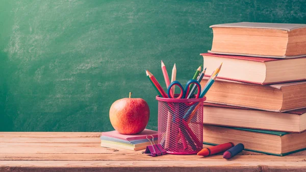 Zurück Zum Schulhintergrund Mit Bleistiften Apfel Und Alten Büchern Über — Stockfoto