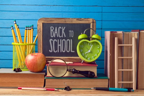 Zurück Zum Schulhintergrund Mit Bleistiften Büchern Wecker Und Tafel — Stockfoto