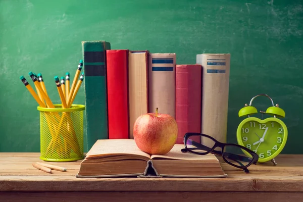 Volver Escuela Fondo Con Manzana Viejos Libros Sobre Pizarra —  Fotos de Stock