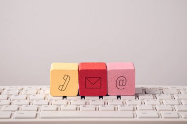 Posta adresi, telefon ve iletişim sembolleri bilgisayar klavye üzerinde bulunan Web sitesi sayfası kavramı