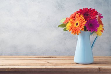 Gerbera papatya çiçek boquet ahşap masa arka plan üzerinde