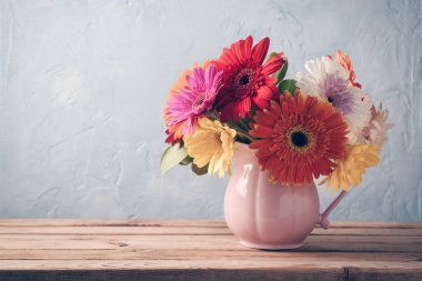 Gerbera papatya çiçek boquet ahşap masa arka plan üzerinde