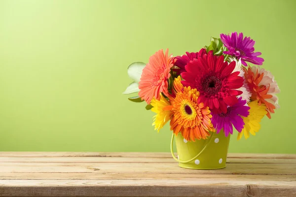 Gerbera Százszorszép Virág Boquet Fából Készült Asztal Háttér — Stock Fotó