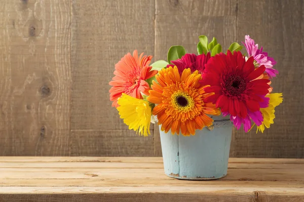 Gerbera Százszorszép Virág Boquet Fából Készült Asztal Háttér — Stock Fotó