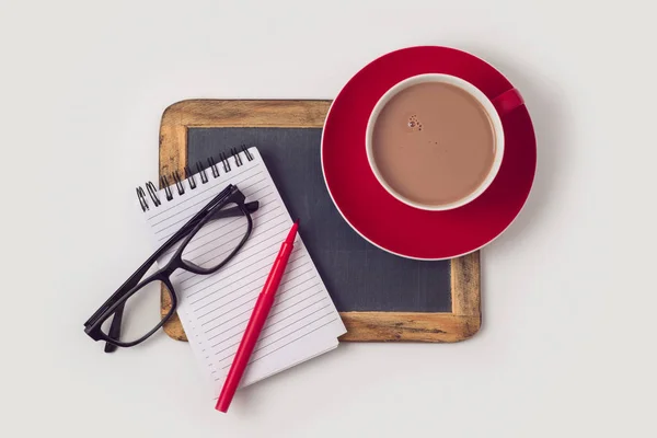 Concetto Ritorno Scuola Con Taccuino Occhiali Tazza Cioccolata Calda Sfondo — Foto Stock