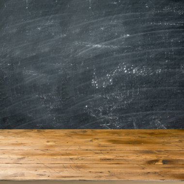 Kara tahta arka plan boş tahta masayı. Geri okul kavramı