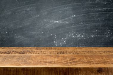 Kara tahta arka plan boş tahta masayı. Geri okul kavramı