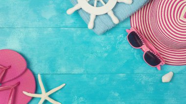Yaz şapka, flip flop ve mavi ahşap tahta üzerinde güneş gözlüğü ile arka plan. Yukarıdan görüntüleyin. Düz yatıyordu