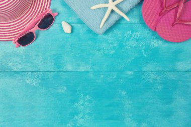 Yaz şapka, flip flop ve mavi ahşap tahta üzerinde güneş gözlüğü ile arka plan. Yukarıdan görüntüleyin. Düz yatıyordu