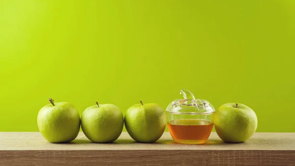 犹太假日 Rosh 新年背景与蜂蜜和苹果在木桌上 — 图库照片