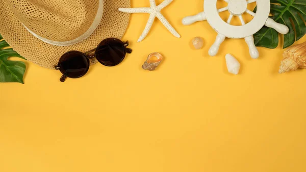Fundo Verão Com Chapéu Palha Óculos Sol Vista Cima Depósito — Fotografia de Stock