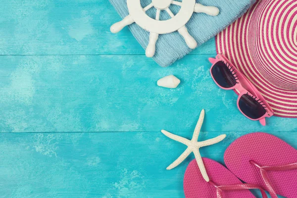 Sommerhintergrund Mit Hut Flip Flops Und Sonnenbrille Auf Blauem Holzbrett — Stockfoto