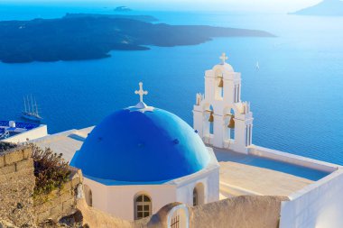 Santorini Island, Yunanistan. Thera (Fira) kasaba geleneksel beyaz evler ve mavi kubbeler ile Caldera, Ege Denizi kiliseleri.