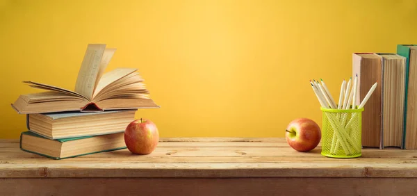 Torna Scuola Sfondo Con Matite Mela Vecchi Libri Parete Gialla — Foto Stock