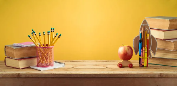 Vissza Rakéta Készült Ceruzák Apple Régi Könyvek Sárga Falon Iskola — Stock Fotó