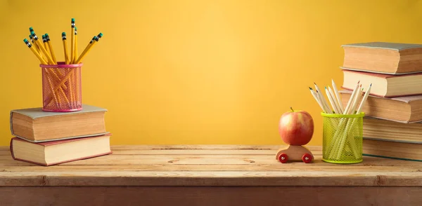 Retour École Avec Crayons Pomme Vieux Livres Sur Mur Jaune — Photo