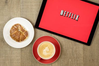 Petah Tikva, İsrail - 6 Temmuz 2018: Netflix app dijital tablet. Netflix izlerken online Tv programları ve filmler için uluslararası bir lider abonelik hizmeti olduğunu