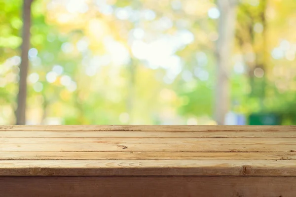 Prázdnou Dřevěný Stůl Nad Podzimní Příroda Bokeh Pozadí — Stock fotografie