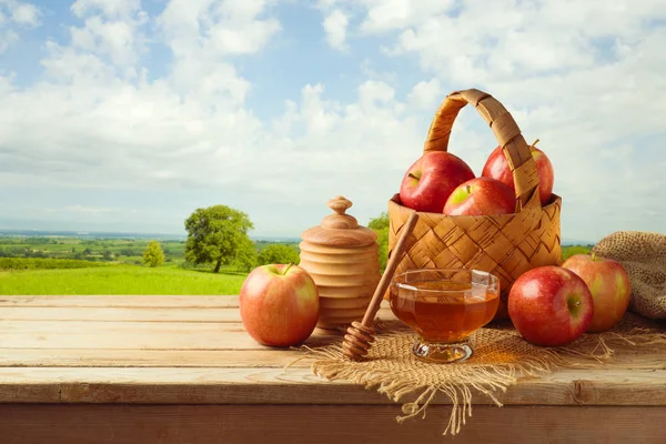 Honung Och Äpplen Träbord Över Natur Landskap Bakgrund — Stockfoto