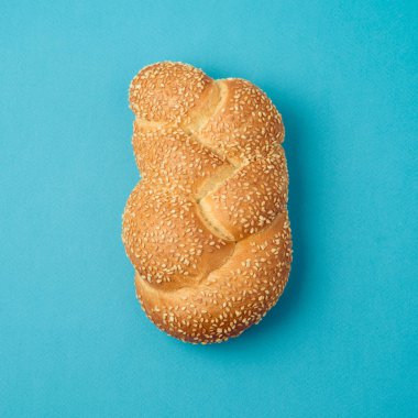 Mavi arka plan Challah çörek. En az kavramı. Düz yatıyordu