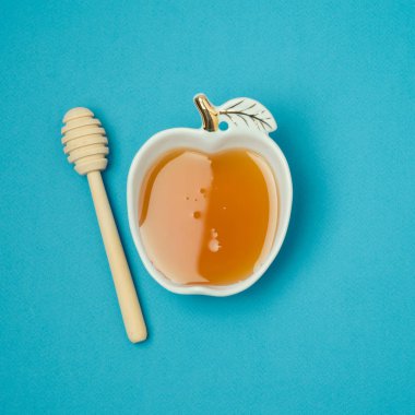 Elma şekil plaka üzerinde mavi arka plan, tatlım. En az kavramı. Düz yatıyordu