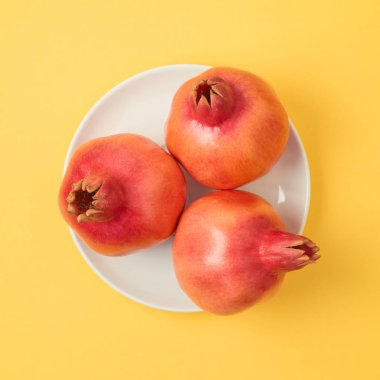 Nar sarı zemin üzerine plaka üzerinde. En az kavramı. Düz yatıyordu