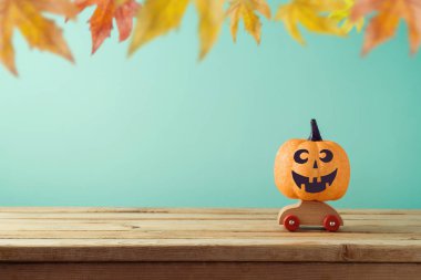 Cadılar Bayramı tatil kavramı ile jack o fener glitter kabak dekor sonbahar arka plan üzerinde oyuncak araba