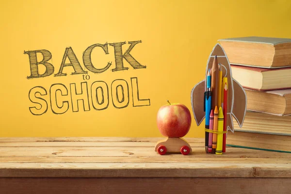 Volver Escuela Fondo Con Cohete Hecho Lápices Manzana Libros Antiguos — Foto de Stock