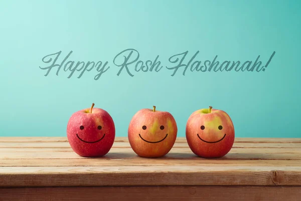 Jüdischer Feiertag Rosh Hashanah Hintergrund Mit Lächelnden Äpfeln Auf Holztisch — Stockfoto