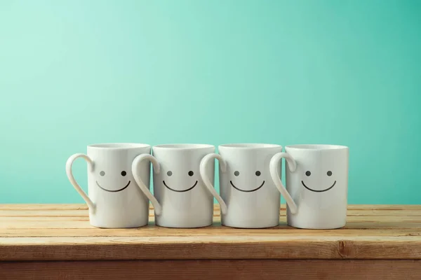Ahşap Masa Üzerinde Komik Yüzü Olan Kahve Fincanı Dostluk Gün — Stok fotoğraf