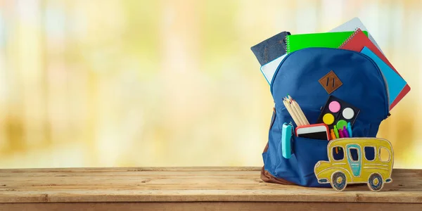 Zaino Borsa Scuola Con Quaderni Smartphone Matite Scuolabus Tavolo Legno — Foto Stock