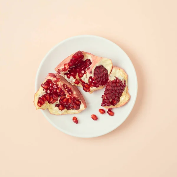 Pomegranate Plate Bright Background Minimal Concept Flat Lay — Stock Photo, Image