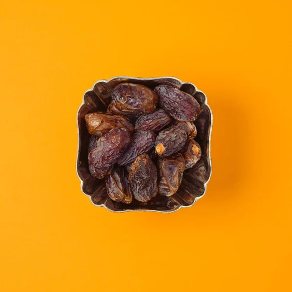 Frutas Dátiles Secas Sobre Fondo Naranja Concepto Mínimo Puesta Plana — Foto de Stock