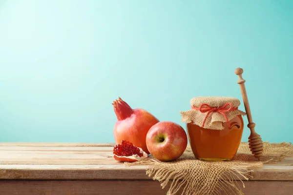 犹太假日 Rosh 新年背景用蜂蜜罐子 苹果和石榴在木桌上 — 图库照片