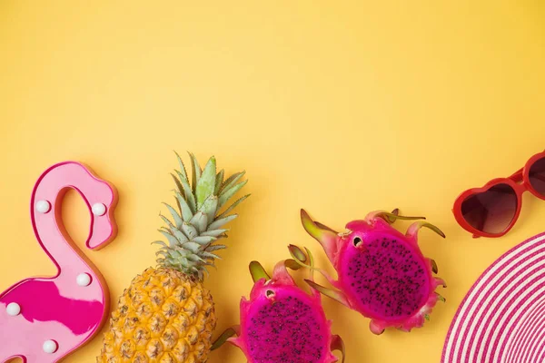Fondo Tropical Verano Con Fruta Dragón Piña Decoración Flamingo Fiesta — Foto de Stock