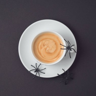 Cadılar Bayramı tatil kavramı ile kahve Kupası ve örümcekler dekor. Yukarıdan görüntüleyin. Düz yatıyordu